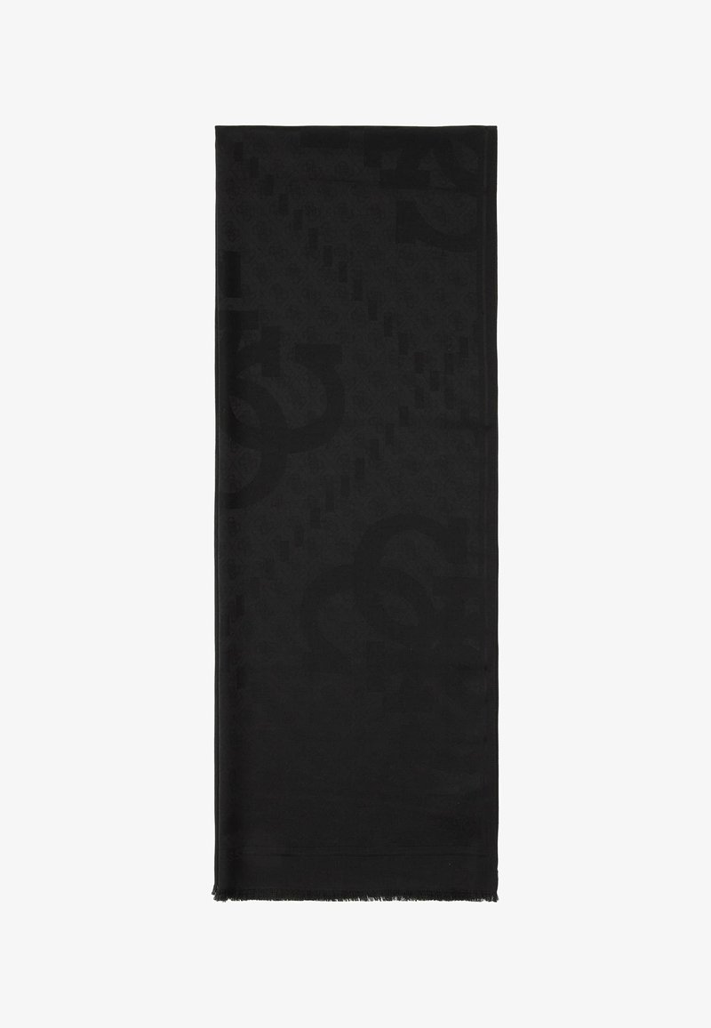 Sort tørklæde med et struktureret mønster og et diskret logo design. Kanterne er frynset, hvilket giver detaljer til den ellers glatte tekstur.