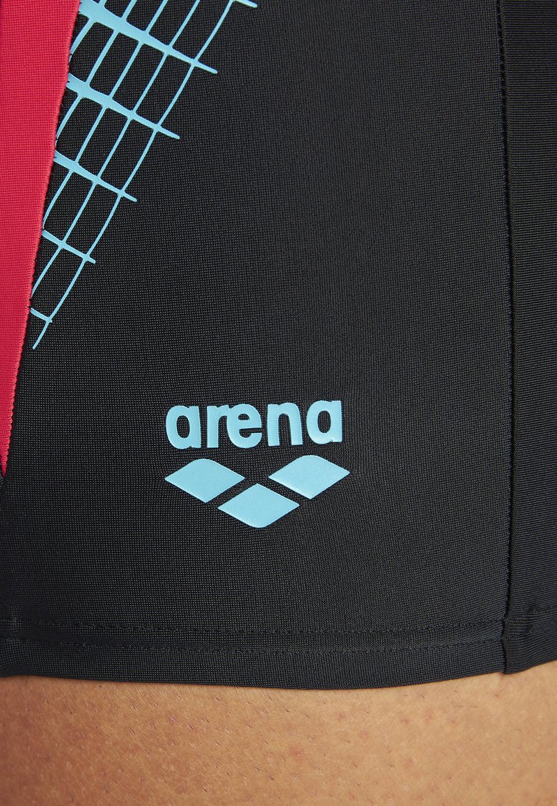 Czarne kąpielówki z fakturowanym wykończeniem, z jasnoczerwonym akcentem i niebieskim geometrycznym wzorem. Zawierają niebieskie logo "arena".
