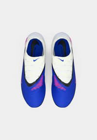 Μπλε και λευκά αθλητικά παπούτσια με υφή στην επιφάνεια, με ροζ λεπτομέρειες και μαύρο λογότυπο. Λεπτή σχεδίαση με αντίθετα χρωματικά μοτίβα.