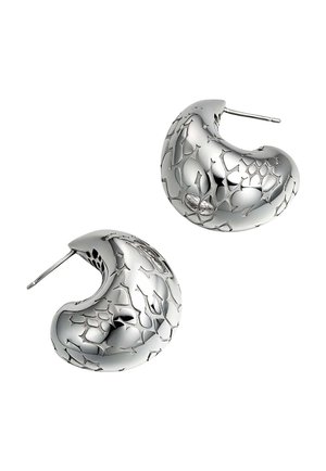 Pendientes de plata en forma de riñón curvado con una superficie texturizada y con patrón, y un acabado suave. Cuentan con un cierre de presión para asegurar.