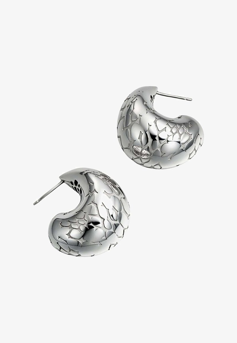 Pendientes de plata en forma de riñón curvado con una superficie texturizada y con patrón, y un acabado suave. Cuentan con un cierre de presión para asegurar.