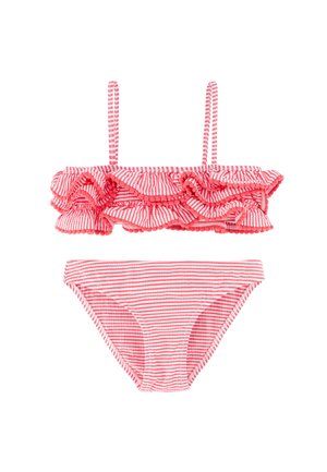 Bikini de dos piezas a rayas rosas y blancas con top con volantes, tirantes finos y borde de pompones, combinado con braguitas a rayas a juego.