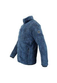 Chaqueta de forro polar azul con una superficie texturizada y suave. Cuenta con un cuello alzado, bolsillos laterales y un parche con el logo en la manga izquierda.