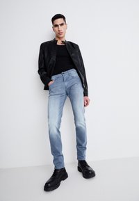 Replay ANBASS PANTS - Karcsúsított farmerek - medium grey