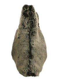 Borsa in pelliccia sintetica grigia con una morbida texture, caratterizzata da una forma arrotondata e una cucitura centrale. L'interno è spazioso e non foderato.