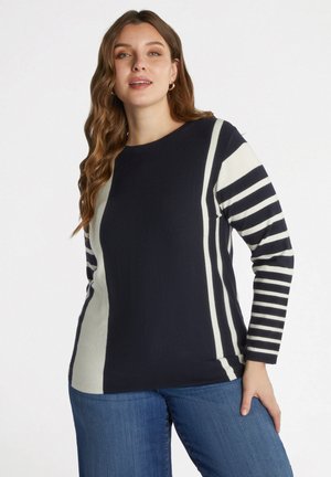 Pull rayé bleu marine et crème avec un col rond et des manches longues. Présente des motifs de rayures verticales et horizontales dans une texture douce.