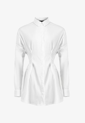 Biała koszula z długim rękawem, wykonana z gładkiego materiału, z zapinaniem na guziki z przodu, spiczastym kołnierzykiem i marszczonymi detalami po bokach dla uzyskania wysmuklającego efektu.