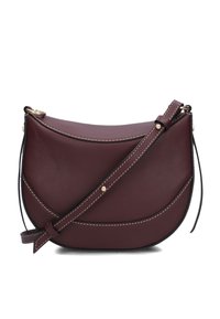 Bordeauxrode leren crossbodytas met een gebogen vorm, crèmekleurige stiksels en gouden accenten. Voorzien van een dunne verstelbare riem.