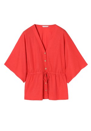 Czerwony, lekki top zapinany na guziki z dekoltem w kształcie V, krótkimi rękawami, regulowanym paskiem w talii oraz drewnianymi detalami na guzikach.