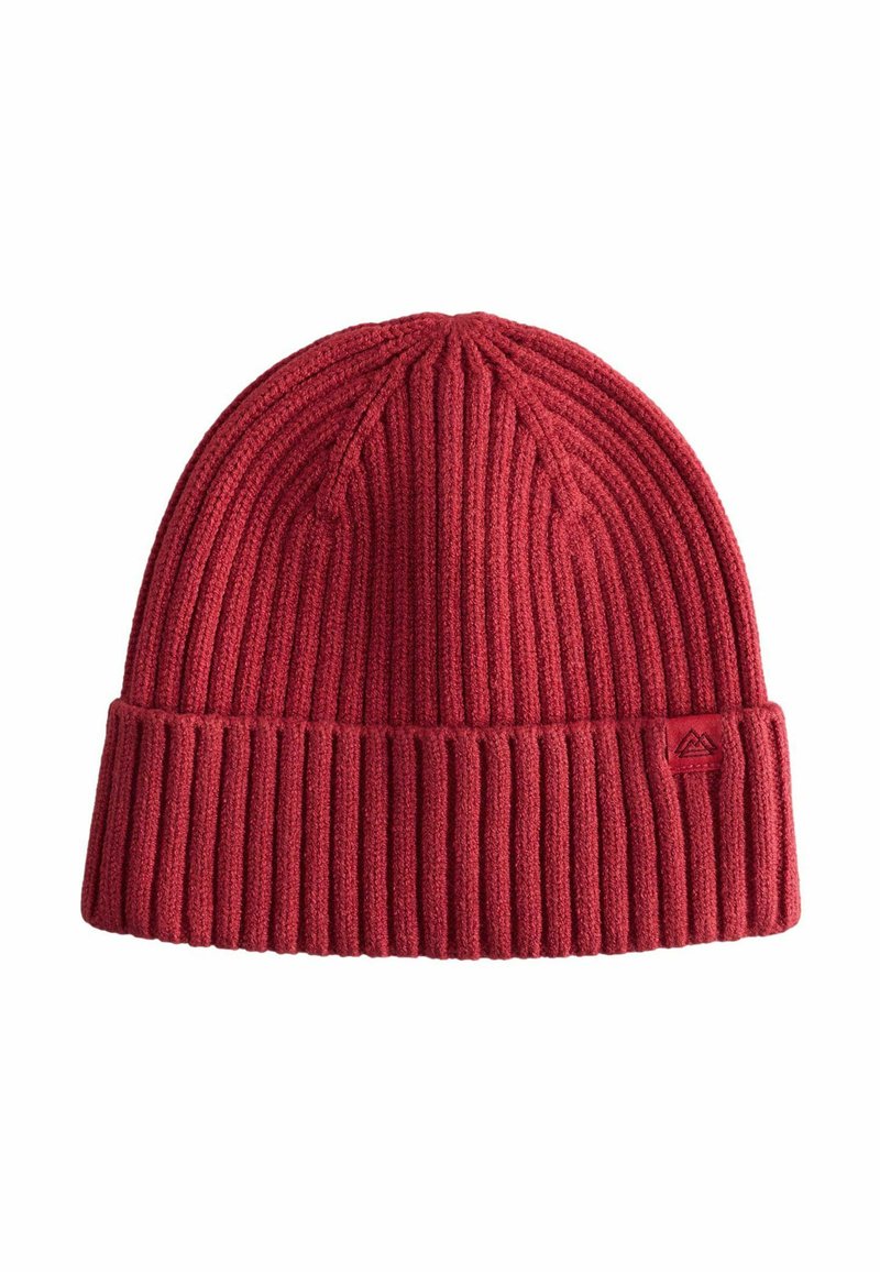 Bonnet en tricot rouge à côtes avec un revers et une petite étiquette logo cousue sur le côté du revers.
