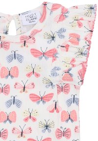 Top di stoffa bianca con una fantasia di farfalle nei colori rosa, giallo e blu. Caratterizzato da maniche arricciate e una chiusura a chiave sul retro.