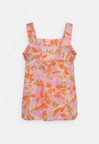 Kwiatowy top bez rękawów w odcieniach pomarańczowym, różowym i zielonym. Wykonany z lekkiego materiału, z marszczoną górą i szerokimi ramiączkami.