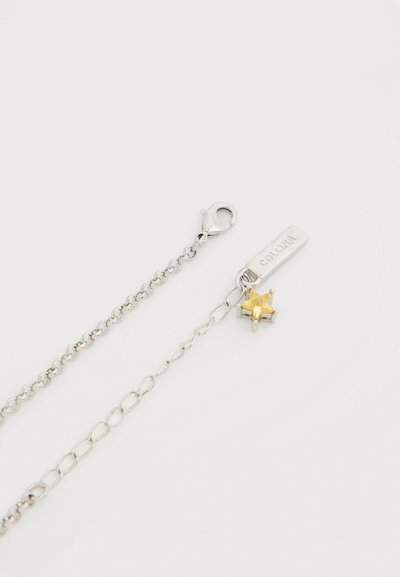 Κολιέ αλυσίδα από ασήμι 925 με κρεμαστό σε σχήμα κίτρινο αστέρι, με κούμπωμα τύπου αστακού και χαραγμένη ταμπελίτσα.