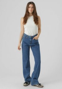 Jeans din denim albastru, cu talie înaltă, cu picior drept, având închidere cu nasture și fermoar, cinci buzunare și o textură netedă.