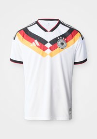 Maillot de football blanc avec des rayures chevrons noires, rouges et jaunes, logo de la Fédération allemande de football avec quatre étoiles, et logo Adidas sur la poitrine.