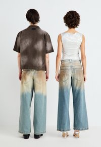 Jaded London MUD WASH COLOSSUS  - Blugi loose fit - blue denim