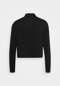 Sudadera negra recortada con mangas largas, cuello alto y textura suave. Presenta un diseño minimalista sin patrones visibles ni herrajes.
