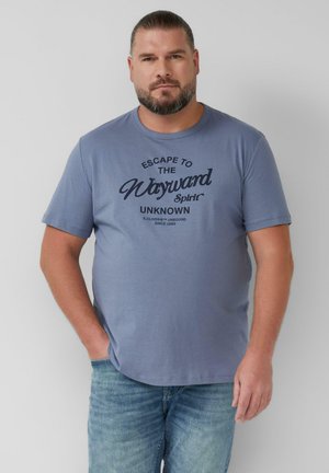  Lichtblauwe katoenen T-shirt met korte mouwen, voorzien van een zwarte grafische opdruk met de tekst "Escape to the Wayward Spirit" aan de voorkant.