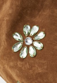 Thumbnail Image 4