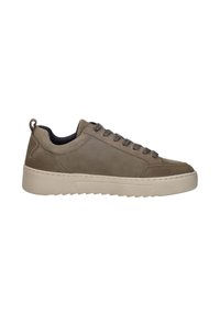 Lichtbruine leren sneaker met een gladde textuur, vetersluiting, gewatteerde kraag en een witte rubberen zool met een iets verhoogde hak.
