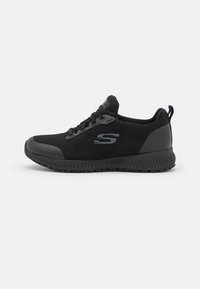 Schwarzer Sportschuh mit einem atmungsaktiven Obermaterial aus Mesh, strukturiertem schwarzen Sohlen, abgerundetem Zeh und einem dezenten Logo-Akzent an der Seite.