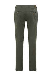 Herren Freizeit-Hose in Olivgrün mit hinten geknöpften Paspeltaschen und Gürtelschlaufen, Rückansicht.