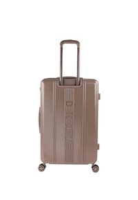 Maleta de concha dura en color topo con logotipo en relieve, líneas verticales, un asa retráctil y cuatro ruedas giratorias para una fácil movilidad.