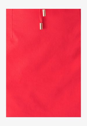 Rode stoffen rok met een gladde textuur, trekkoordsdetail en metalen accenten aan het uiteinde van het trekkoord.