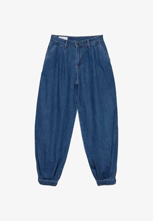 Modré ľahké rifle s vysokým pásom, záhybmi, zúženými nohavicami, bočnými vreckami a zapínaním na gombík v páse.