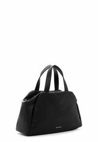 Sac en cuir noir à texture granuleuse avec doubles poignées, forme trapézoïdale, fermeture éclair et accents en argent. Présente un logo de la marque discret sur le devant.