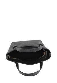 Schwarze, strukturierte Lederhandtasche mit zwei oberen Griffen und einem teilweise geöffneten Reißverschluss, der ein leeres Innenleben zeigt.