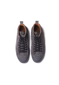 Grå textilsneakers med en strukturerad ovandel, svarta snören, vadderad krage och gummisula med ribbat mönster.