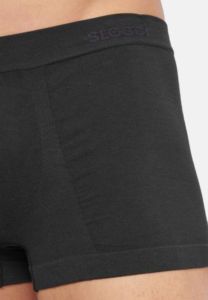 Schwarze Boxershorts aus weichem Material, mit einem strukturierten Bund, der das "Sloggi"-Logo in Dunkelpurpur trägt, und eine Schnittführung bis zur Mitte des Oberschenkels.