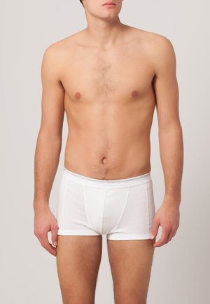 Weiße Baumwoll-Boxershorts mit eng anliegender Passform, ausgestattet mit einem flachen elastischen Taillenbund und genähten Details an der Vorder- und Seitenpartie.