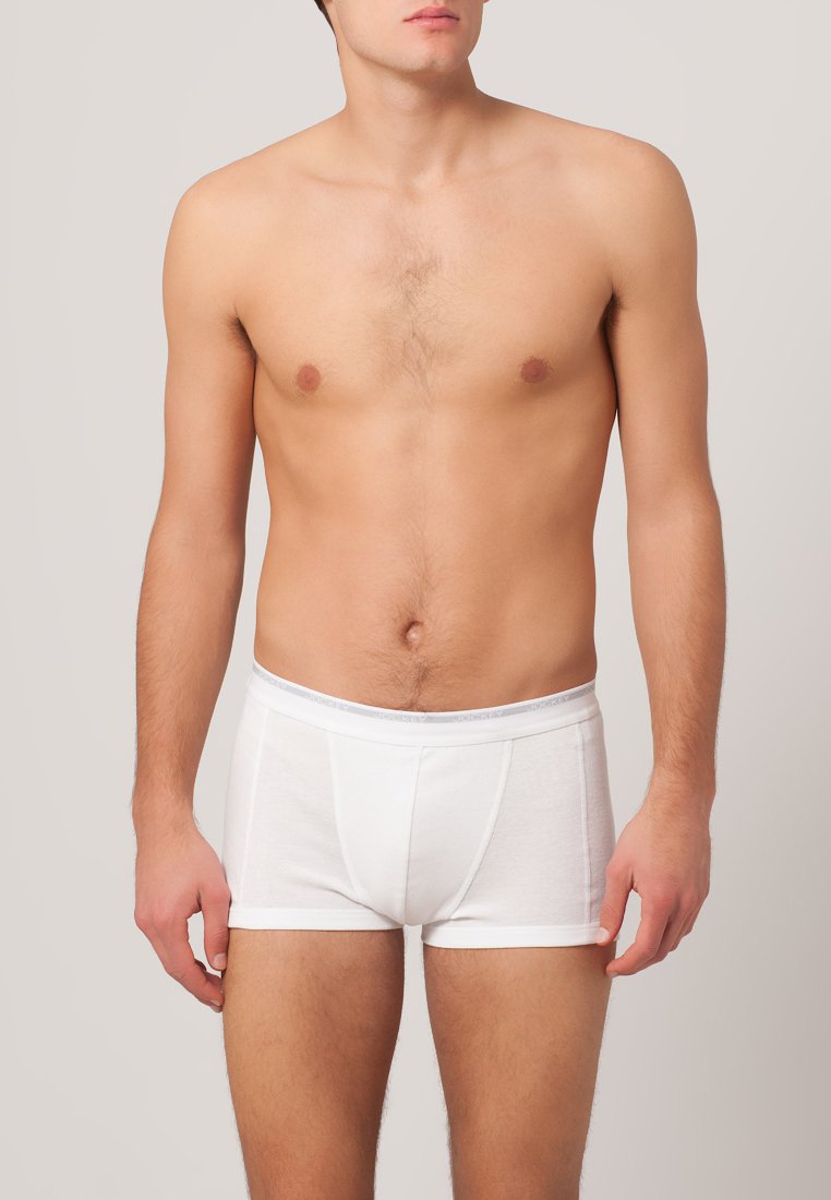 Witte katoenen boxershorts met een strakke pasvorm, voorzien van een platte elastische tailleband en gestikte details aan de voorkant en zijkanten.