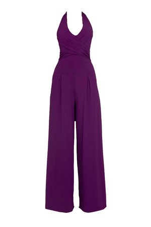 Combinaison à col halter violette avec un corsage ajusté et des pantalons à jambes larges. Fabriquée à partir d'un tissu lisse avec des détails plissés.