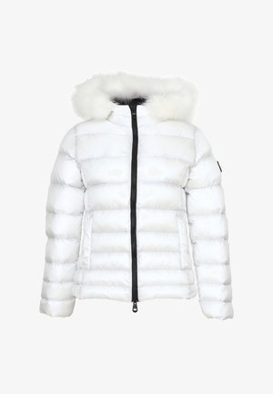Giacca puffer bianca con chiusura a zip e cappuccio in pelliccia sintetica staccabile. Presenta un design a quadri e due tasche laterali. Dettagli neri sulla zip.