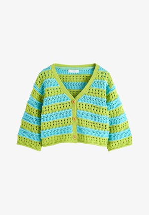 Gehäkelte Strickjacke mit abwechselnden grünen und blauen horizontalen Streifen, drei braunen Knöpfen und V-Ausschnitt.