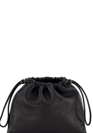 Pochette en cuir noir à cordon, haut froncé et fines lanières pour poignet des deux côtés sur fond blanc.