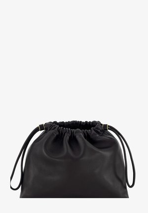 Pochette en cuir noir à cordon, haut froncé et fines lanières pour poignet des deux côtés sur fond blanc.