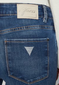 Guess CURVE - Vaqueros pitillo - the air wash