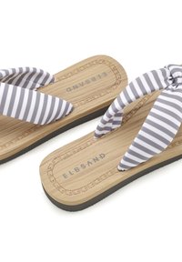 Havaianas met een tan houten basis, zwarte rubberen zool en grijs-witte gestreepte stoffen banden die in een strik zijn geknoopt. "ELBSAND" logo in het voetbed geperst.
