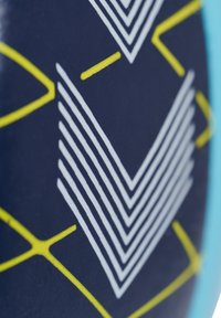 Superficie geometrica blu e navy con linee zigzag bianche e accenti gialli brillanti, dalla texture liscia.