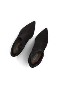 Zwarte suède enkellaarsjes met een puntige neus en een zijrits, met een gladde textuur en een minimalistisch ontwerp.