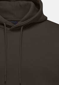 Donkerbruine hoodie van textuurstof, met een capuchon met trekkoorden en zichtbare stikdetails. Geen patronen, gladde textuur.