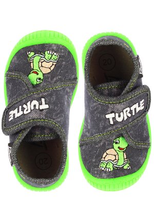 Dunkelgraue Schuhe aus denimähnlichem Stoff mit leuchtend grünen Gummisohlen. Mit Schildkrötenstickerei und Klettverschlüssen für einfaches An- und Ausziehen.