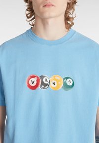 Vans BACKSPIN - Camiseta estampada - bright blue