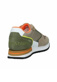 Sneaker beige e verde oliva con accenti bianchi, interno arancione, materiali in suede texturizzato e rete, con un logo audace e suola a righe.