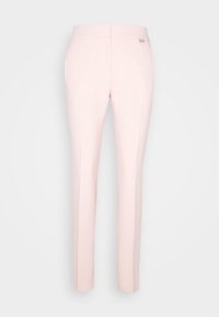 Světle růžové kalhoty na míru s texturovaným vzorem, slim fit, boční kapsy a malá značková tag na pásku.