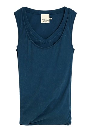 Top de tirantes azul con cuello en V acanalado y una pequeña etiqueta blanca cosida en el interior del cuello que muestra la marca y la talla.